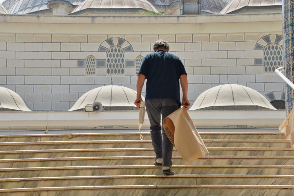 Belediye cami önlerinde tek kullanımlık seccade dağıttı