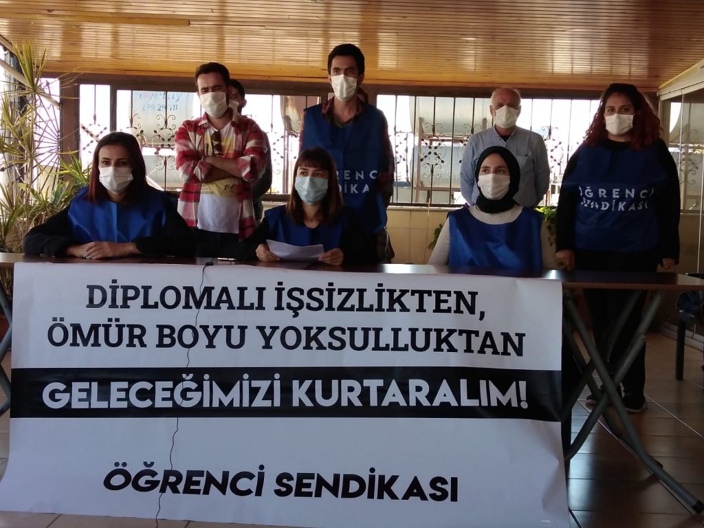 ‘Diplomalı, işsiz ve geleceği belirsiz’
