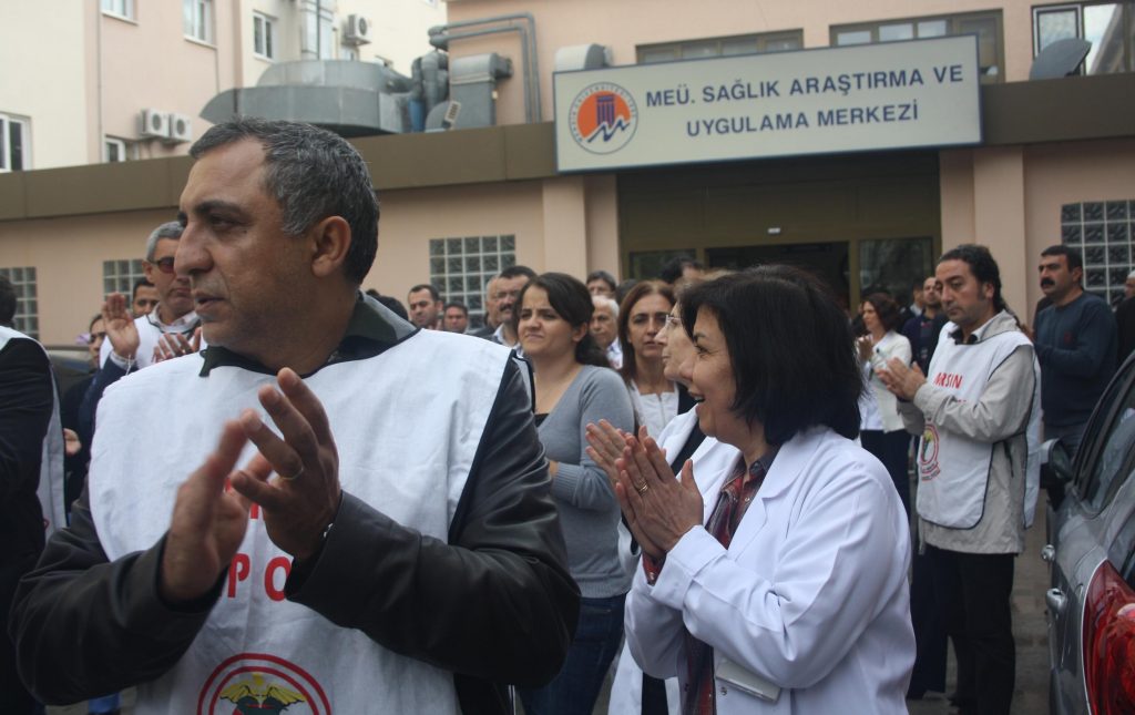 Münevver Özgenç yazdı: Sağlık çalışanları tükendikçe… Karanlık çöküyor!