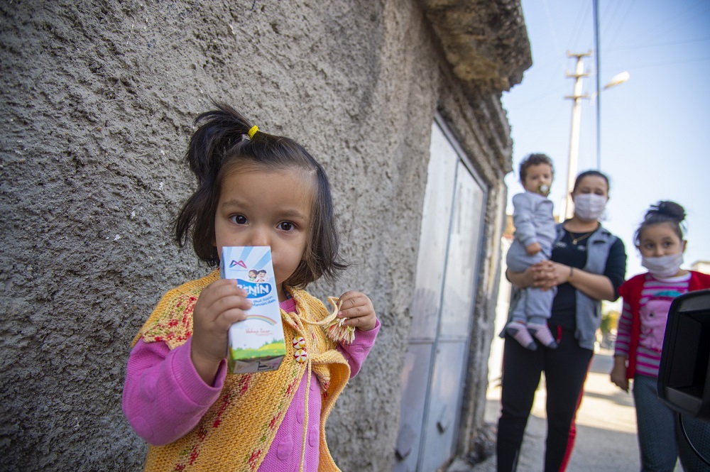 Çocuklar evde, sütleri kapıda