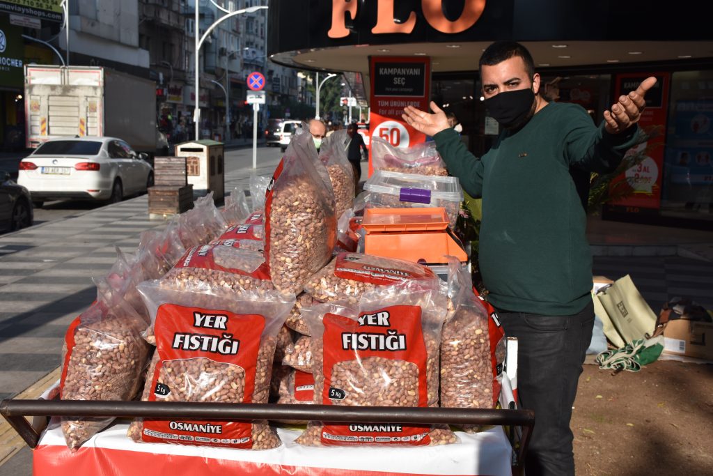 Pandeminin vurduğu müzisyen geçimini sağlamak için seyyar satıcılık yapıyor