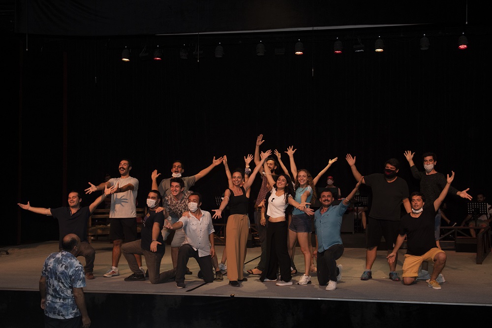 ‘Yılın tiyatro ekibi’ ödülü Mersin’e