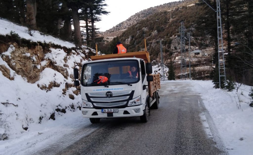 Kar nedeniyle yolda kalanları belediye ekipleri kurtardı