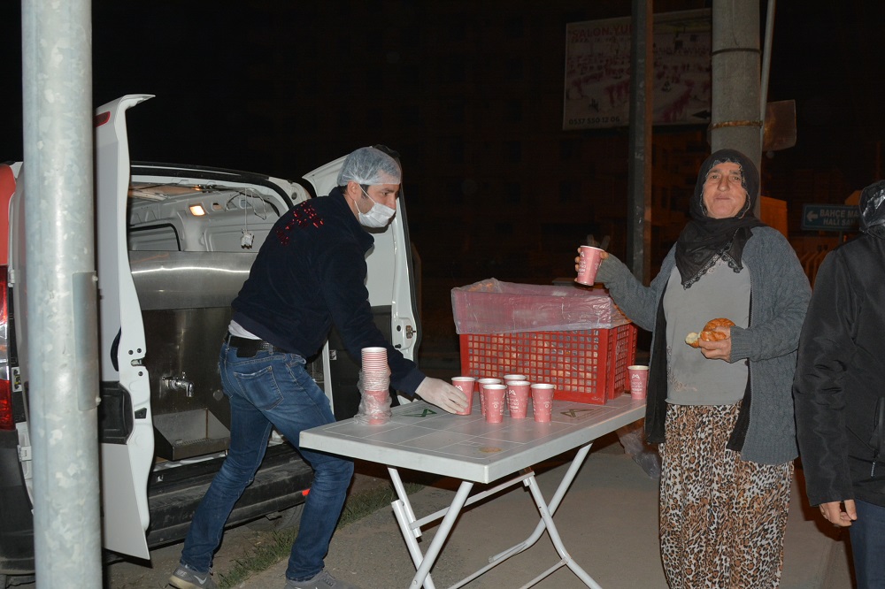 Tarım işçilerinin sabah çorbası belediyeden