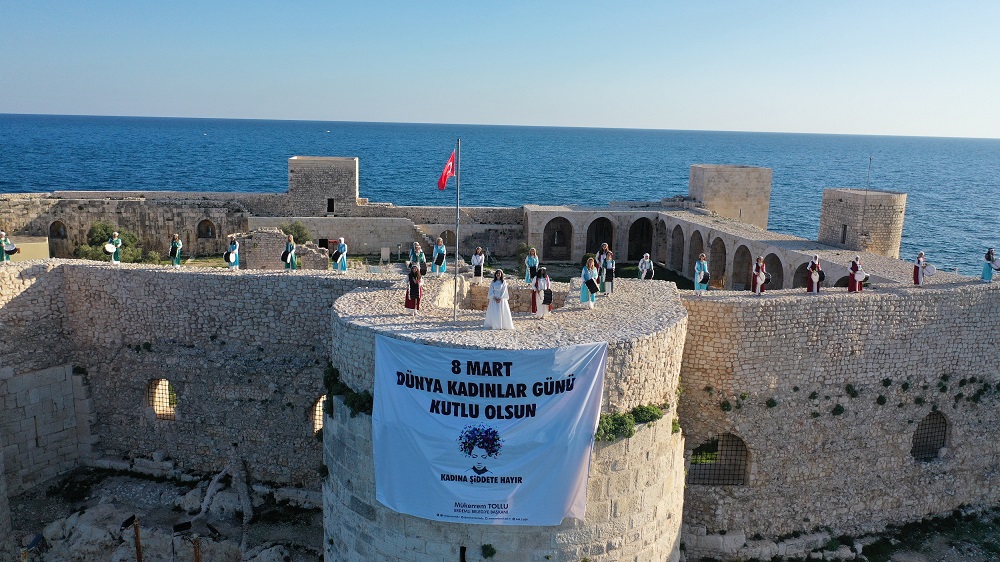 Tarihi kalenin burçlarından mesaj verdiler: Kadına şiddete hayır!