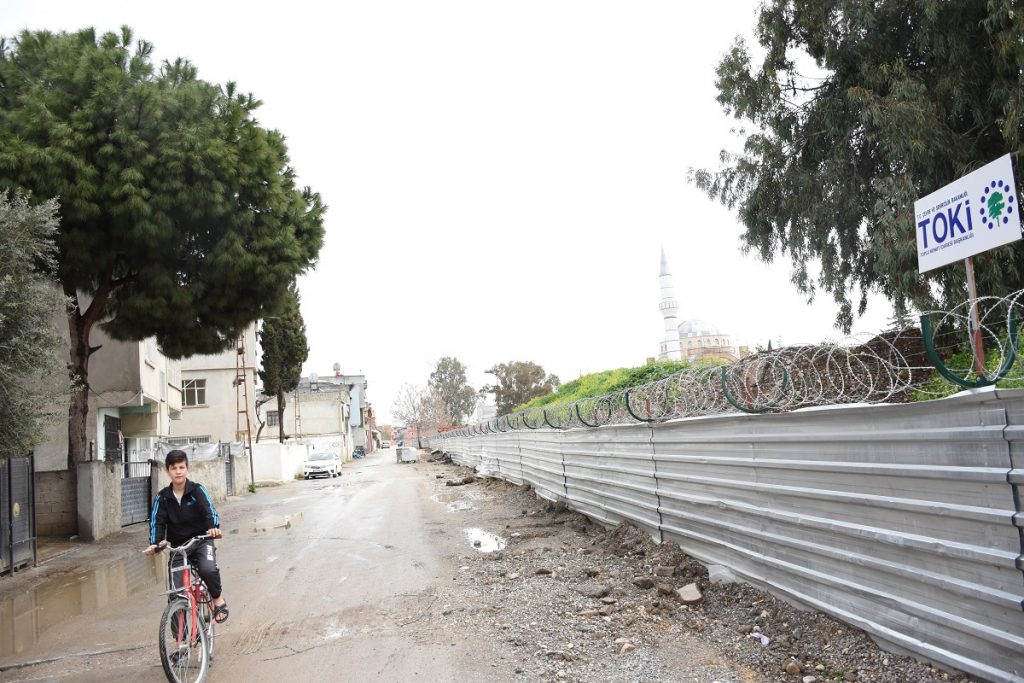 Çay Mahallesi’nde kentsel dönüşüm sancısı: Tellerin bu yanı mahalle, öbür yanı apartman