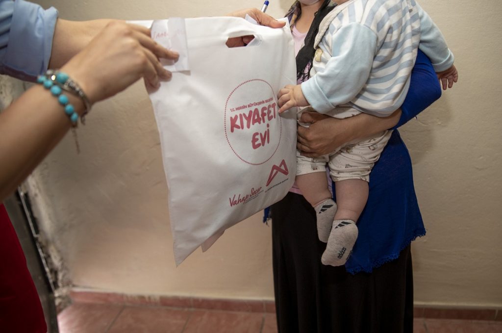 Çocuklar evde, bayramlıkları kapıda