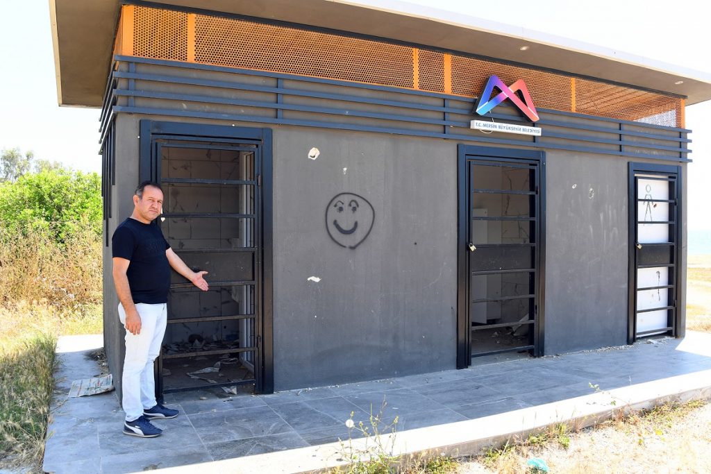 Sahildeki tesisler tahrip edildi