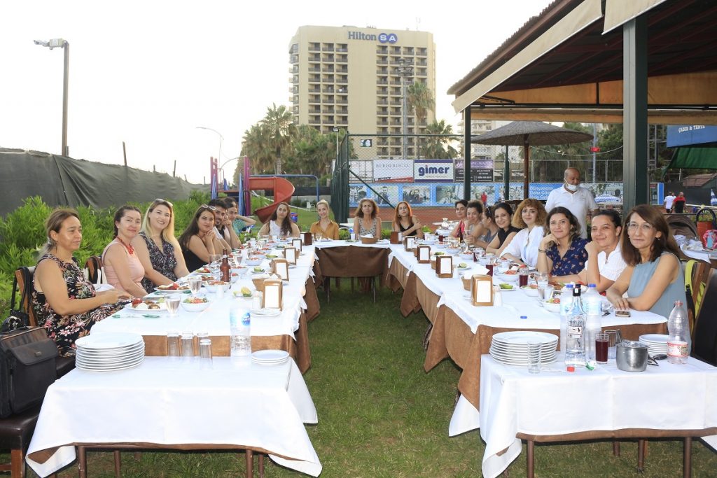 Kadın hakları savunucularına teşekkür plaketi