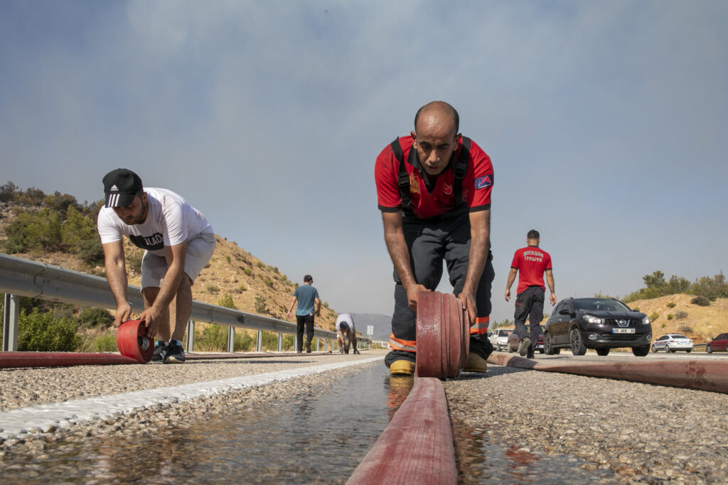 Mersin Büyükşehir Belediyesi itfaiyesi canla başla çalışıyor