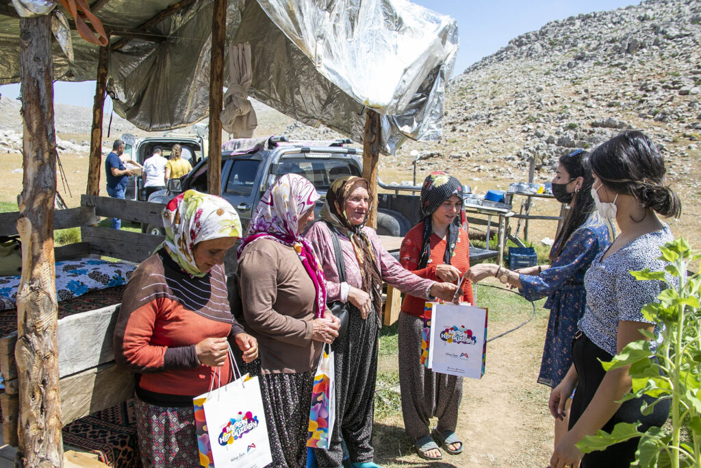 Belediye, 2 bin rakımdaki konargöçerlere de ulaştı