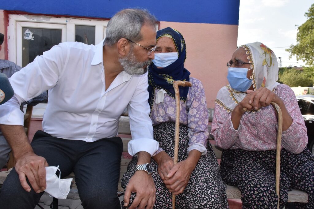 Çiftçi kadınlar istedi, doktor başkan yerine getirdi