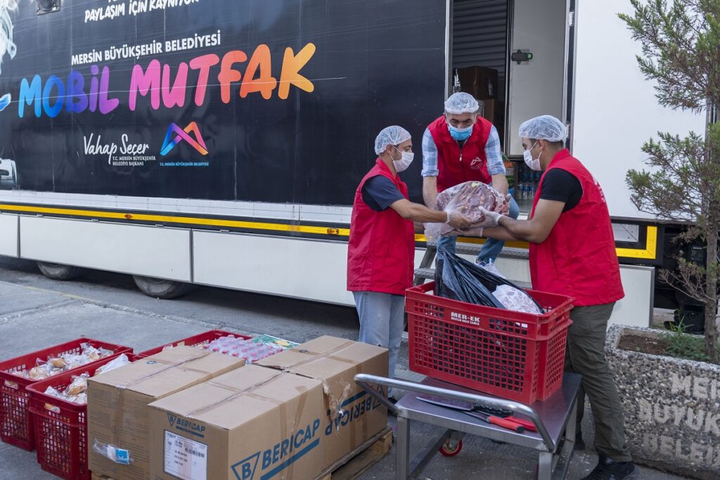 Mersin Büyükşehir’in Mobil Mutfak Tırı sel bölgesinde