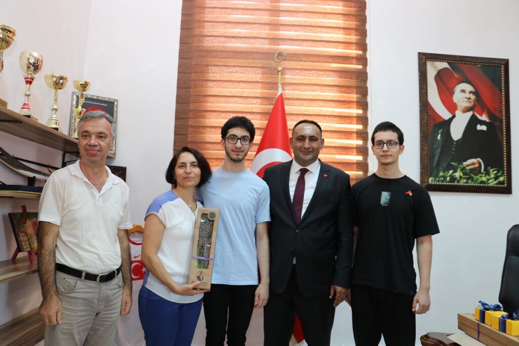  YKS’de derece yapan ikiz kardeşlere ödül