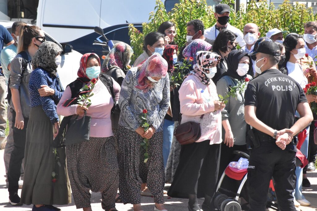 Cumhurbaşkanına teşekkür etmek isteyen çiftçiler de koruma duvarını aşamadı