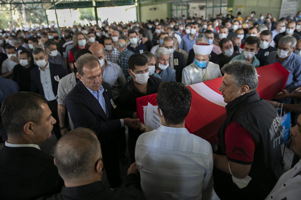 Görev şehidi itfaiye eri son yolculuğuna uğurlandı