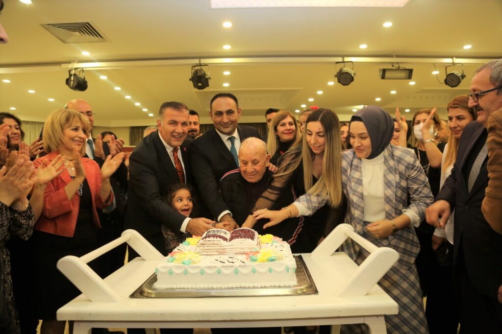 En genç ve en yaşlı öğretmenler pasta kesti