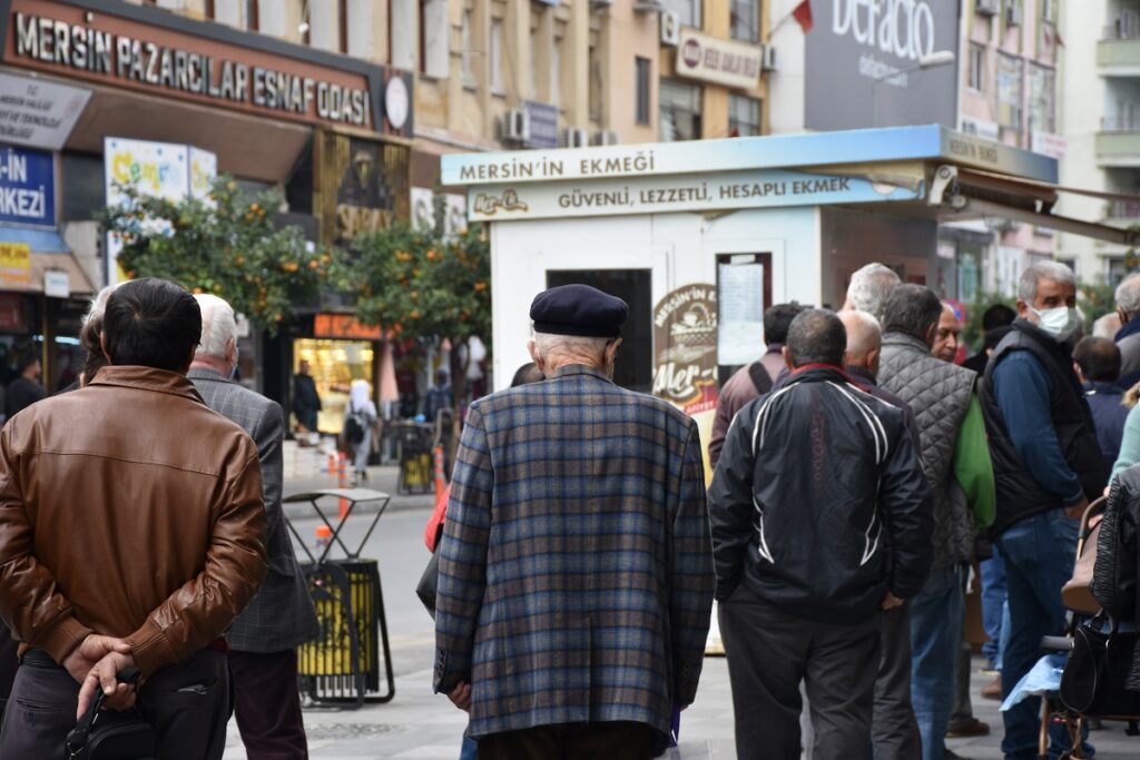 CHP’li başkan böyle isyan etti: Ekmek kuyruğu var, söylemeyelim mi?