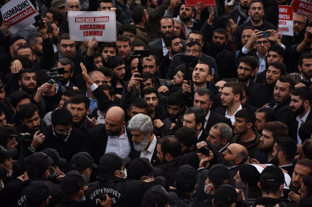 Furkan Vakfı ile valilik arasında salon inatlaşması