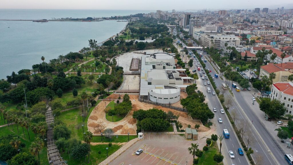 Şehir merkezinde, deniz kıyısında biyolojik gölet