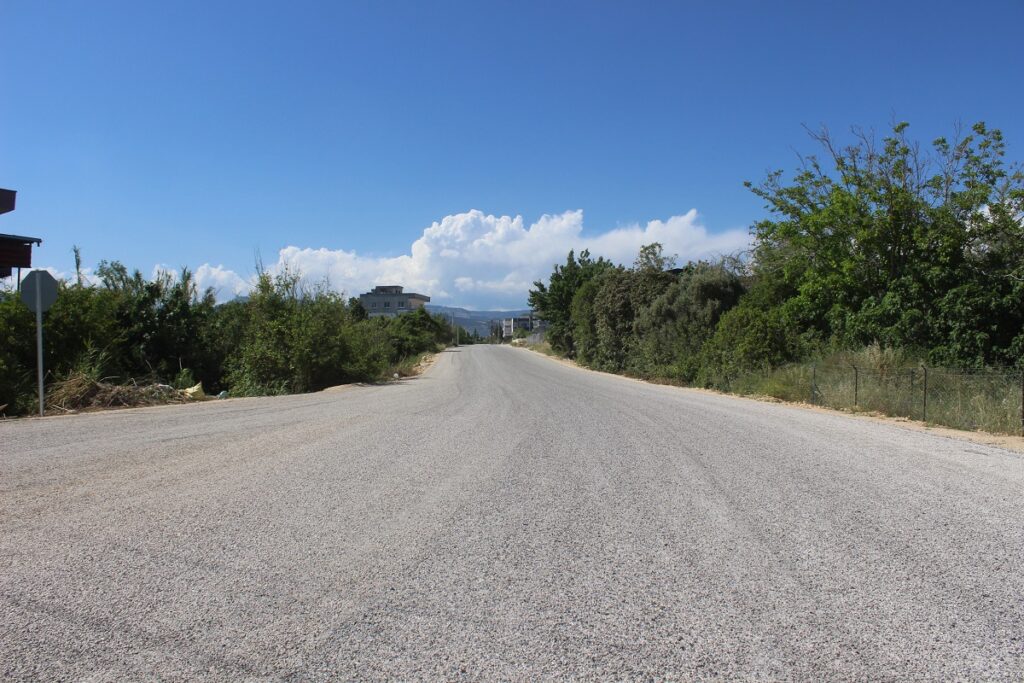 Mersin Büyükşehir yolları asfaltlıyor, vatandaşlar tozdan kurtuluyor