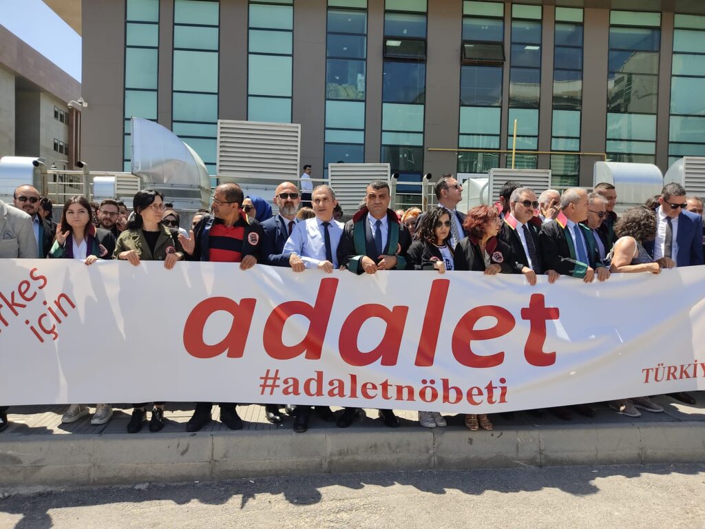 Baro başkanları hukuksuz yargılamalara karşı adalet nöbeti tuttu