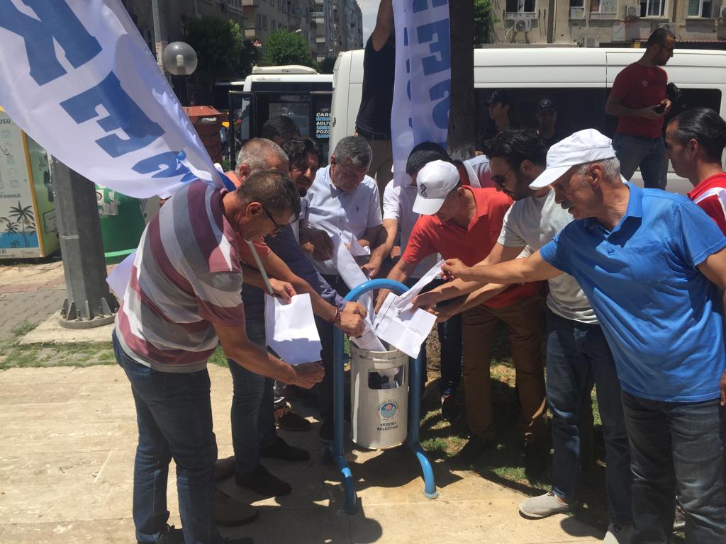 “Geçinemiyoruz” diyen memurlar bordro yaktı