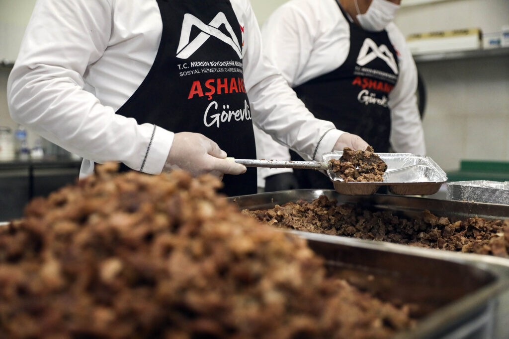 Mersin Büyükşehir’in 3 çeşit yemek hizmeti, 3 milyon pakete ulaştı