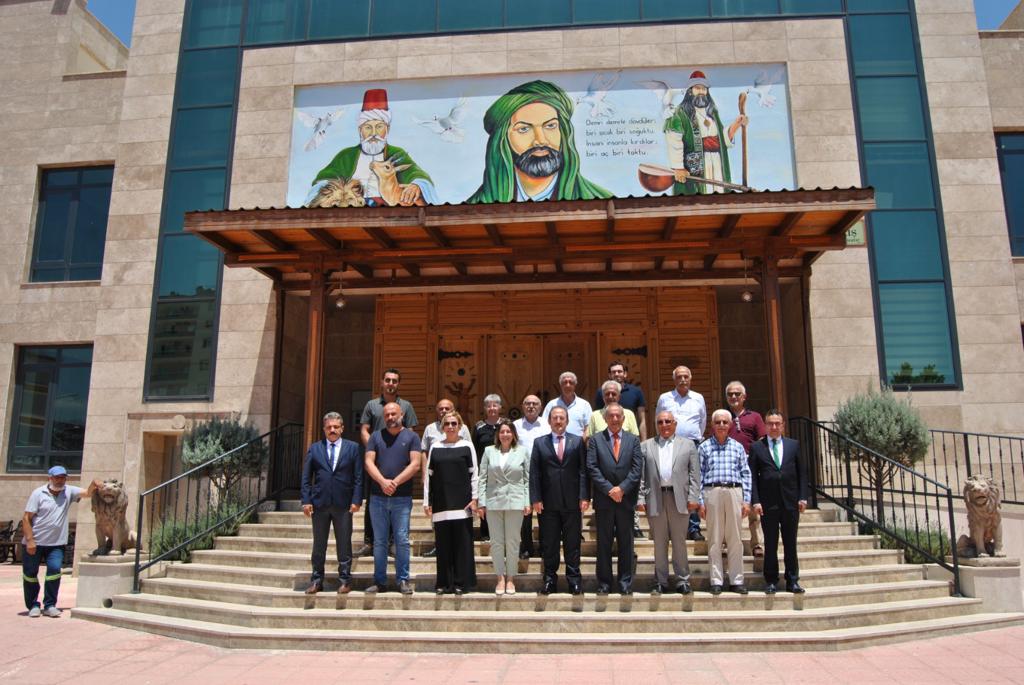 Vali Pehlivan cemevini ziyaret etti