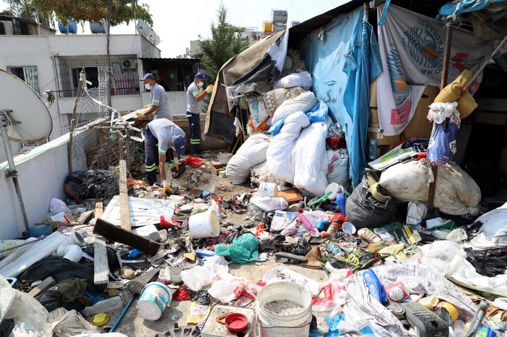 2 katlı evden 3 kamyon çöp çıktı