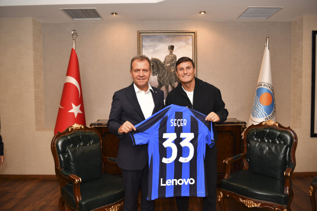Efsane futbolcudan Başkan Seçer’e 33 numaralı forma