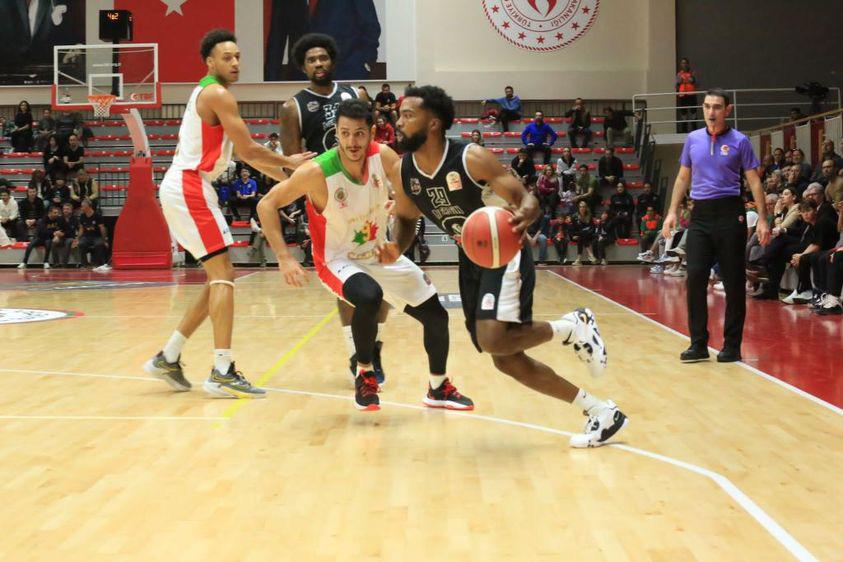 Carettalar bir engeli daha aştı