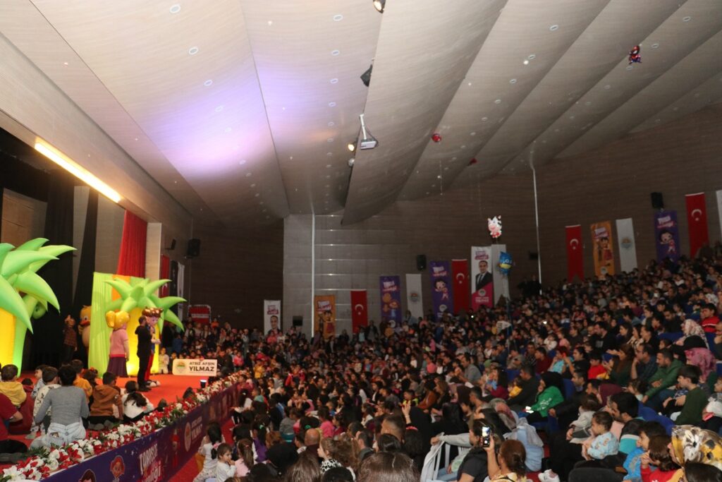 Toroslar Belediyesi çocukları sevindirdi