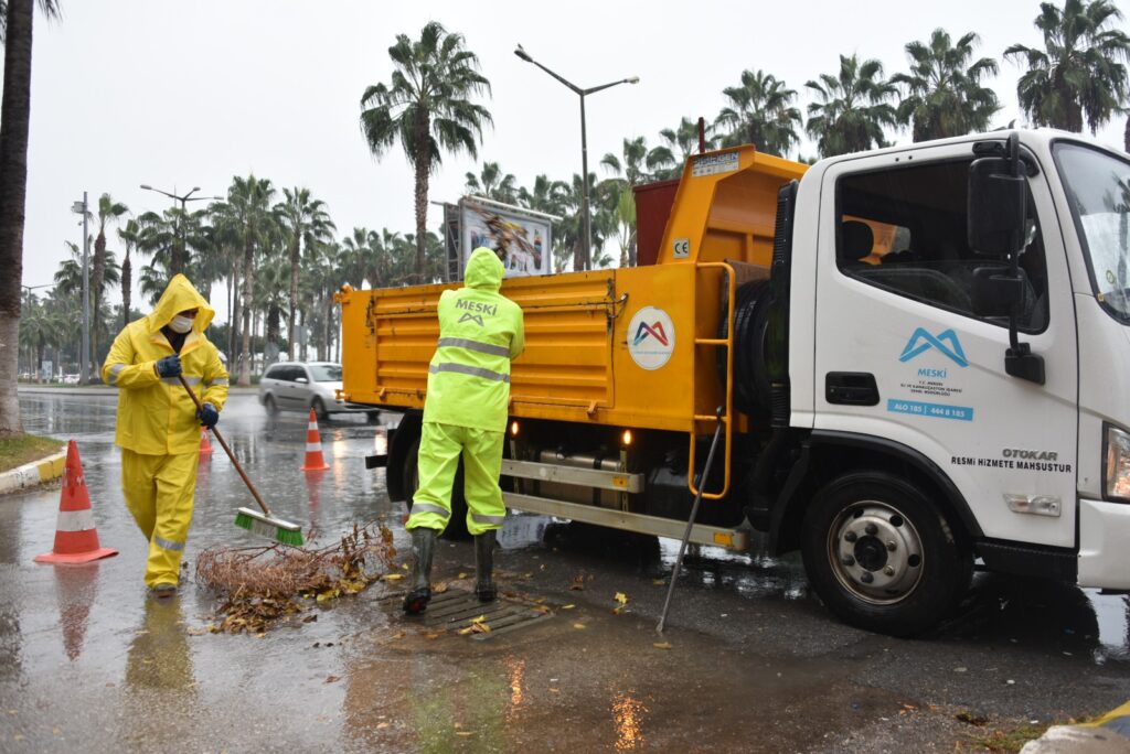 Mersin Büyükşehir ekipleri sele karşı alarmda