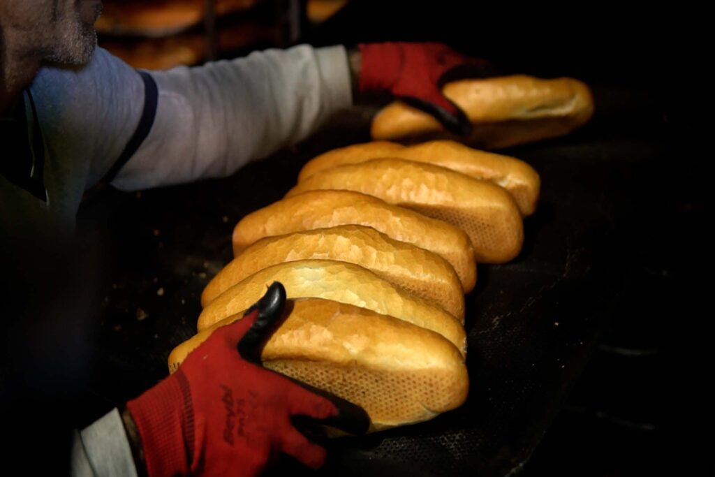 Tarsus, deprem bölgesi için üretiyor: Kapasite 85 bin ekmeğe çıkarıldı