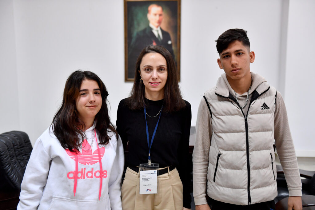 Depremzede öğrencilere YKS başvurusunda rehberlik desteği