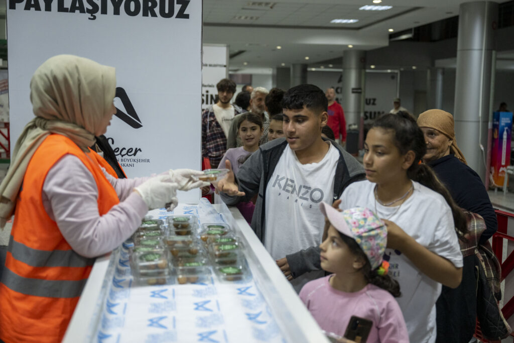 Mersin Büyükşehir, Kadir gecesinde 10 bin paket lokma tatlısı dağıttı