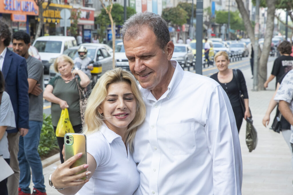 Yenilenen caddede vatandaşla buluştu   