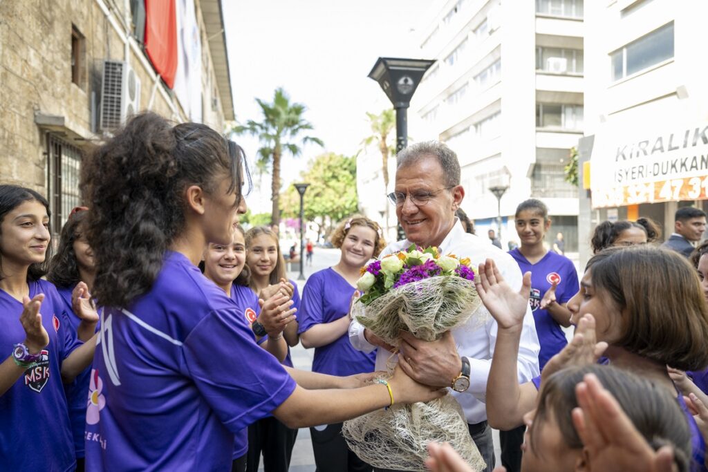 Kır Çiçekleri’nden Başkan Seçer’e Babalar Günü sürprizi