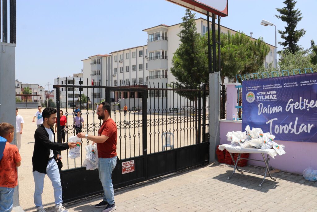 Öğrenci ve ailelerine kumanya ikramı