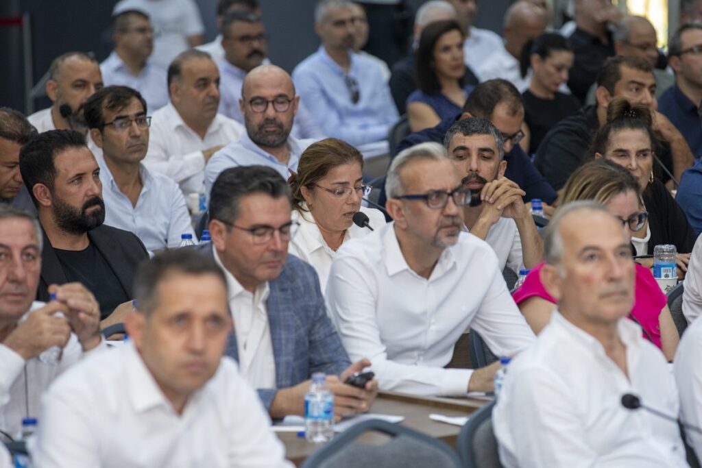 Belediye meclisinde “Peşi peya” protestosu