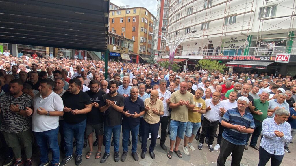 “Hopa halkının yanındayız”