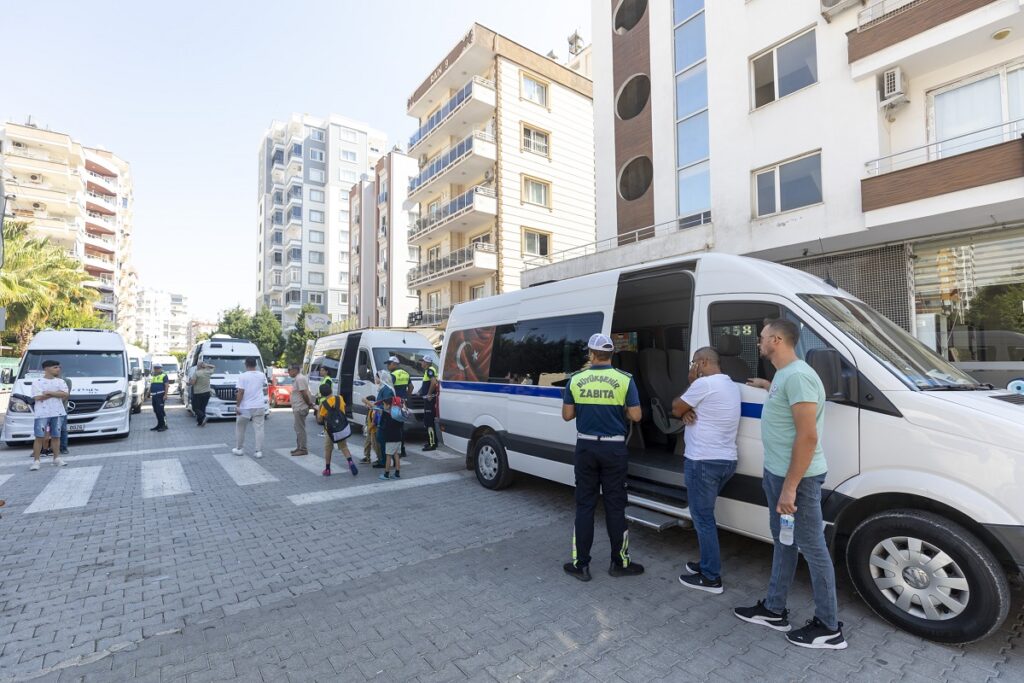 Zabıta ekipleri okul servislerini denetliyor
