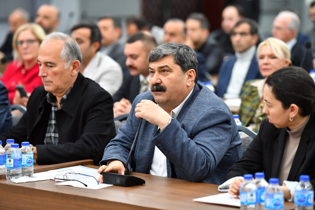 “Belediyeleri kilitlemek halkı cezalandırmak olur”