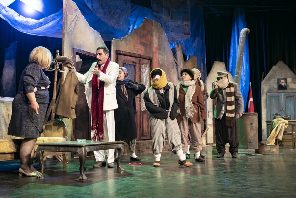 ‘Buzlar Çözülmeden’  oyununa yoğun ilgi