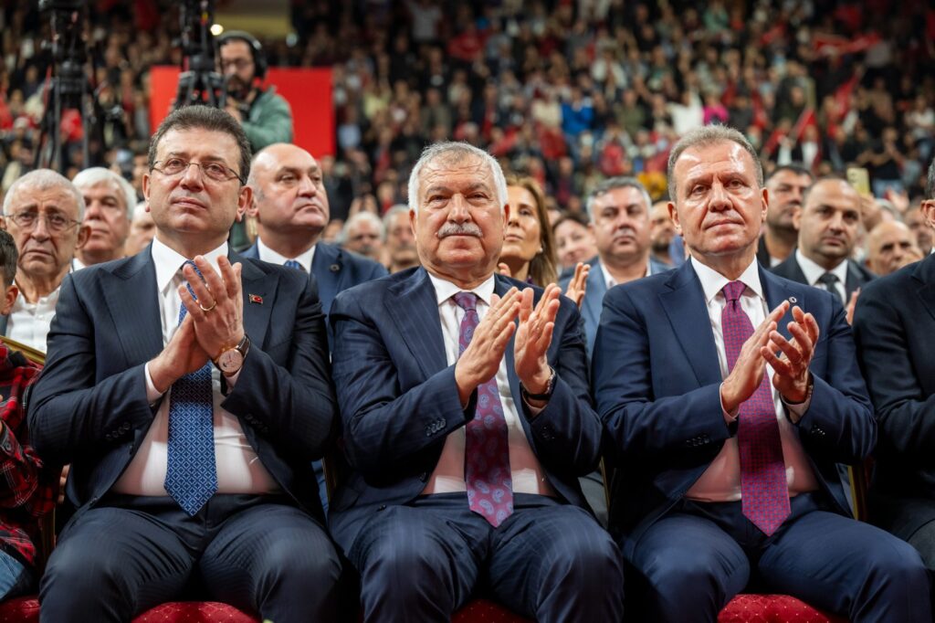 Vahap Seçer, Silivri’den selamlarını getirdi: Moralleri yüksek. Halka güvenleri tam