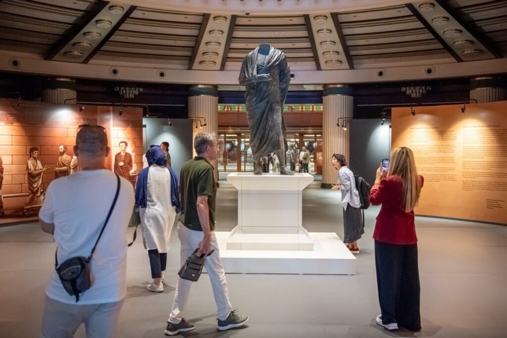 Uzuncaburç eserleri sempozyumda sergilendi