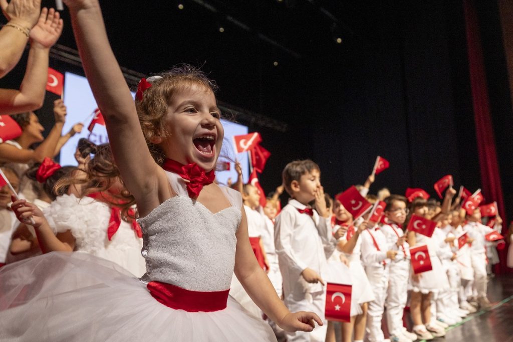 Mezitli’nin çocukları Cumhuriyet için sahne aldı