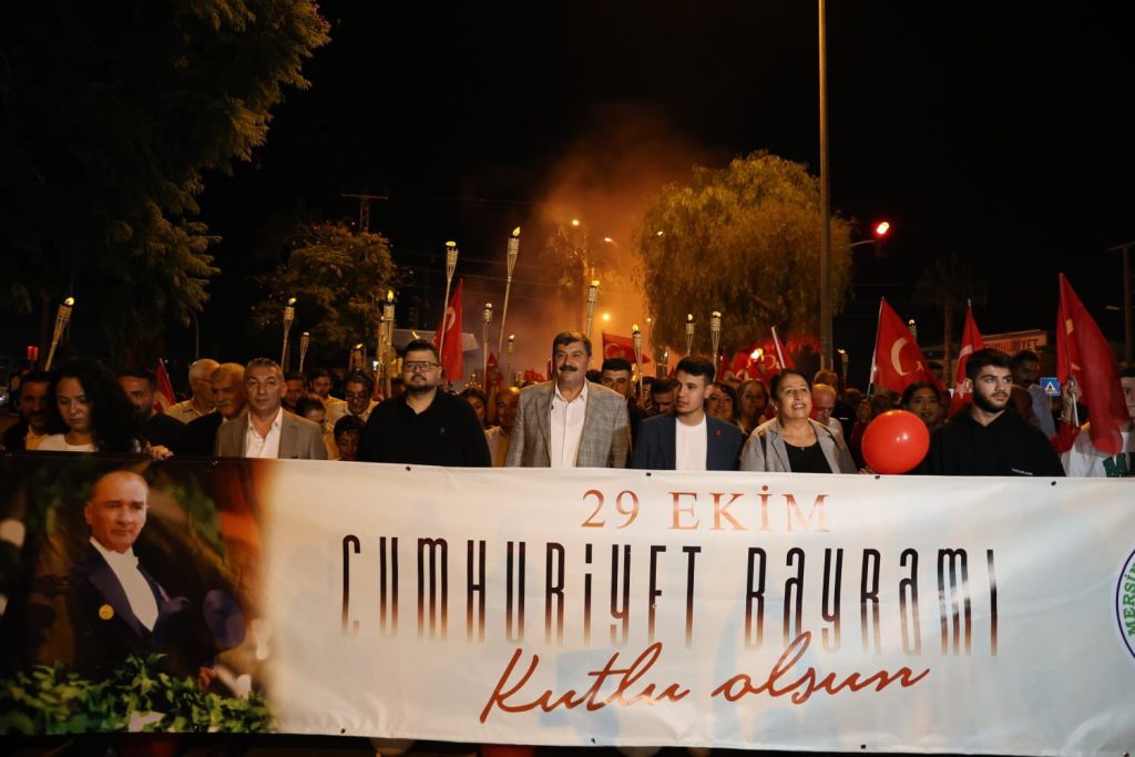 Toroslar Belediyesinden Cumhuriyet Yürüyüşü