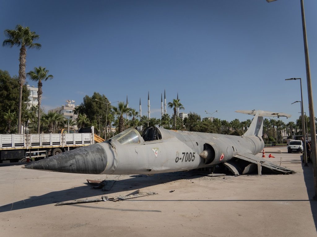 Mersin’in simge uçağı korozyon nedeniyle yerinden kaldırıldı